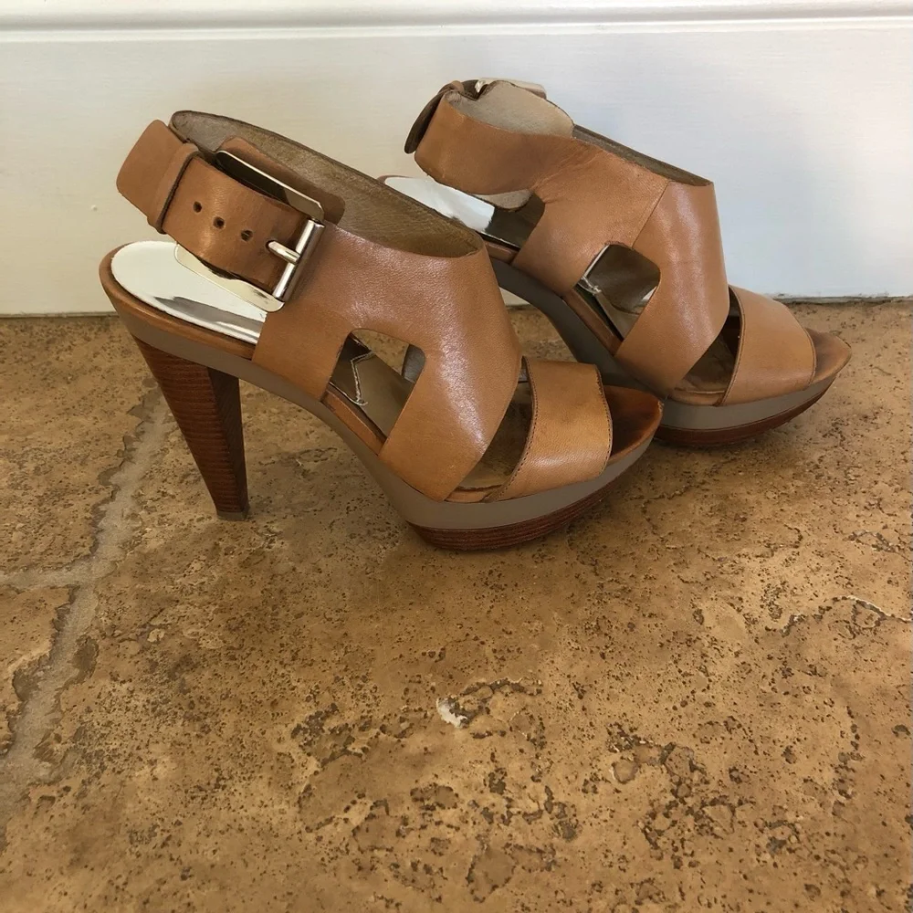 MICHAEL KORS - Y2K CARLA LEATHER BUCKLE PLATFORM HEELS SANDALS + WOMENS/TAN 7